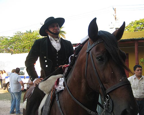 Dzoncauich (Méx) / Cuauhtémoc Ayala cortó una oreja